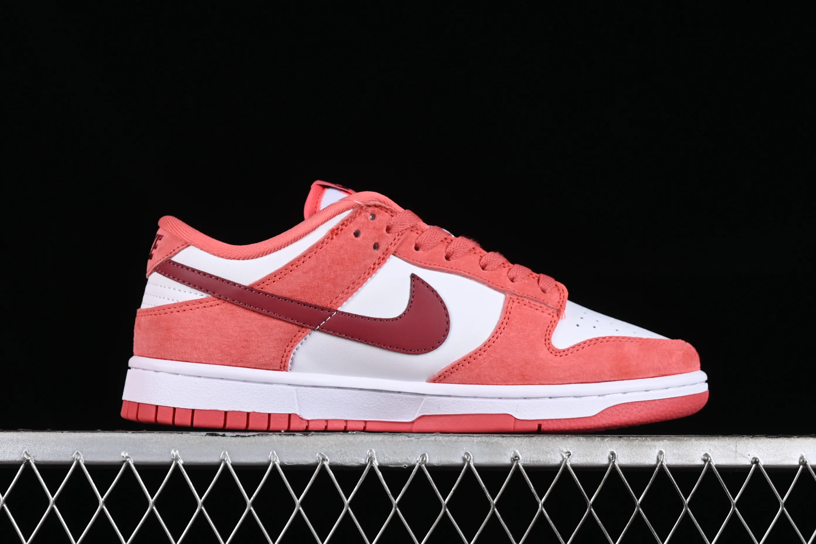 All categories Nk SB Dunk series Nk SB Dunk Low low-top sneakers Nk SB Dunk Low Retro "Valentine's Day 2024" White Rose Red Valentine's Day SB low-top casual sports skateboard shoes FQ7056-100